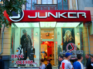 объемные световые буквы. оформление витрин. сеть салонов одежды Junker