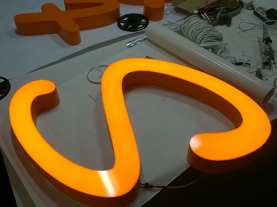 Изготовление световых пластиковых букв